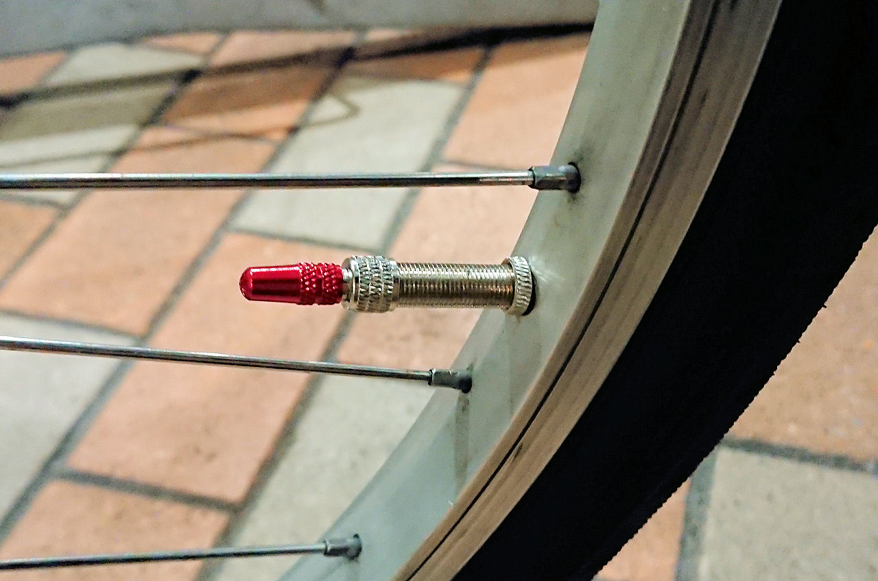 自転車タイヤ（チューブ）の英式バルブキャップ代用に仏式バルブキャップを代用した  まちぽた日記