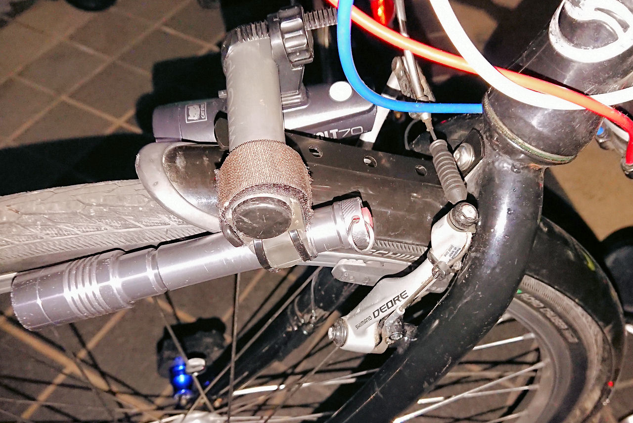 自転車のフォークにライトを取り付ける